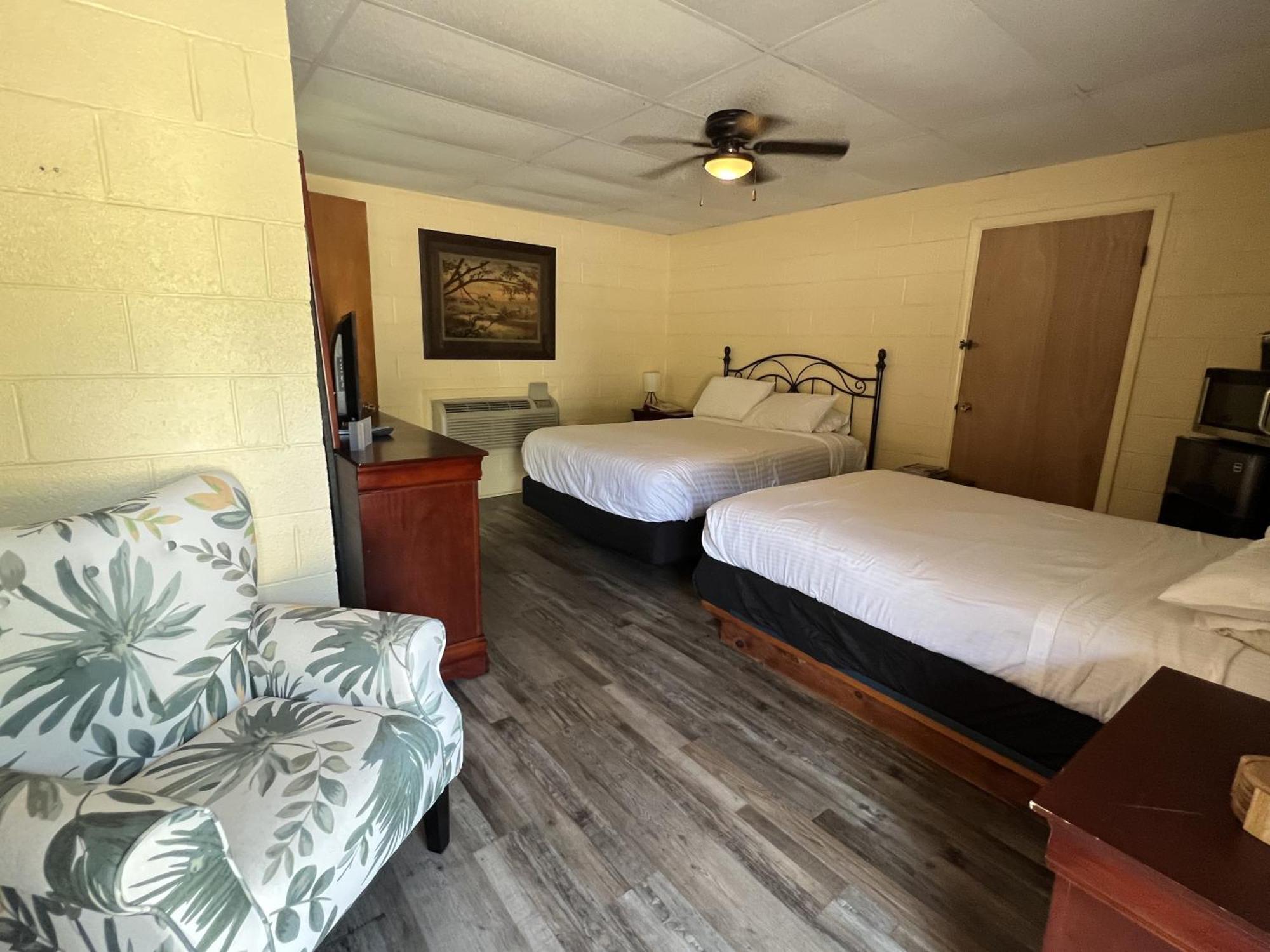 Ji11, Queen Guest Room At The Joplin Inn At The Entrance To Mountain Harbor Resort Hotel Room Mount Ida Luaran gambar